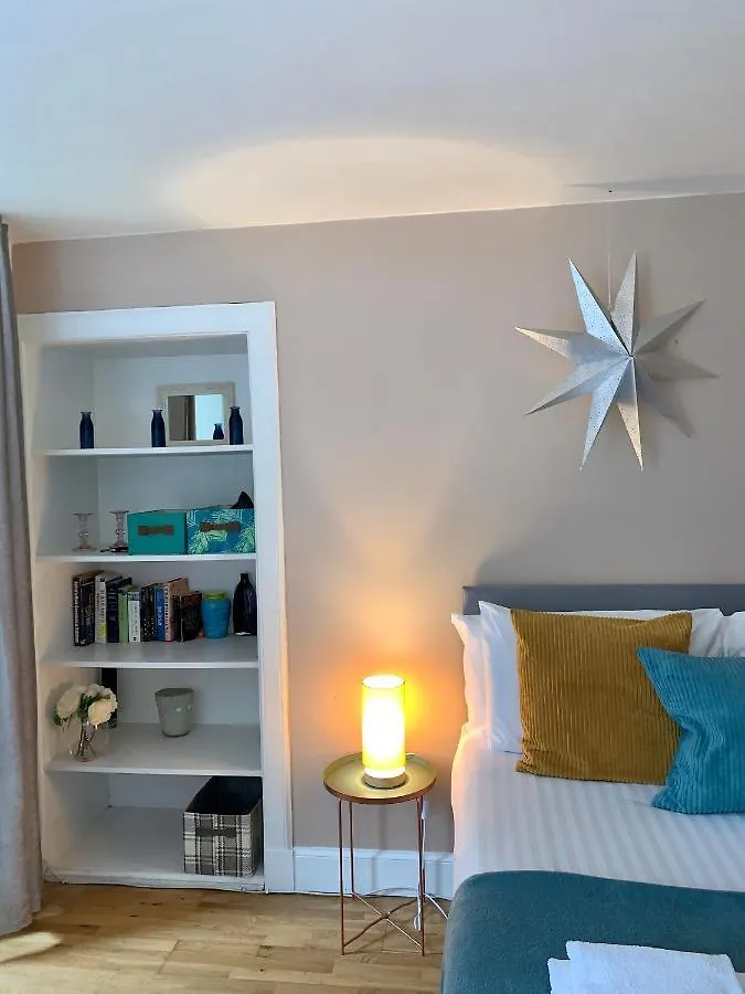 Charming 5-Bed Apartment In Edinburgh
